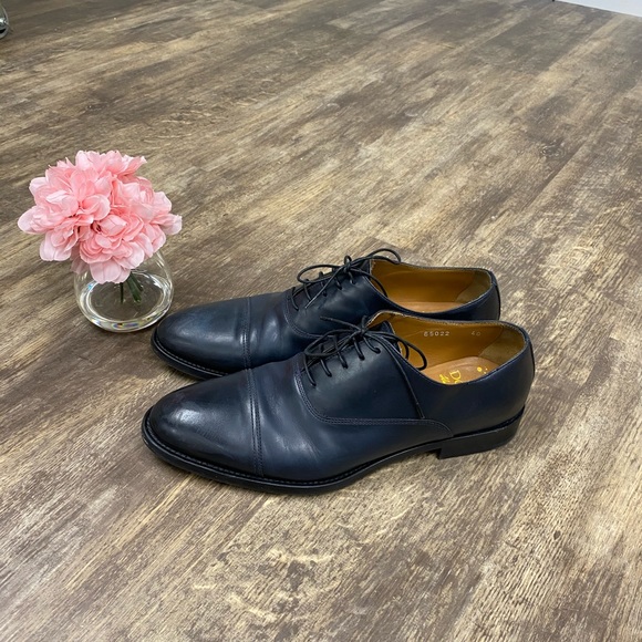 Doucal’s Classic Oxford Dress Shoes with Smooth Leather and Rounded Toe - Picture 8 of 16